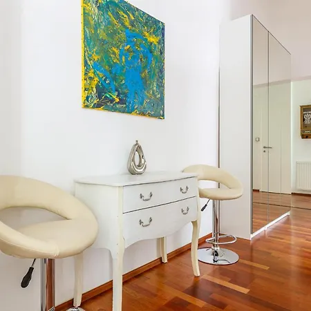 Newly Renovated In The Old Town Apartment