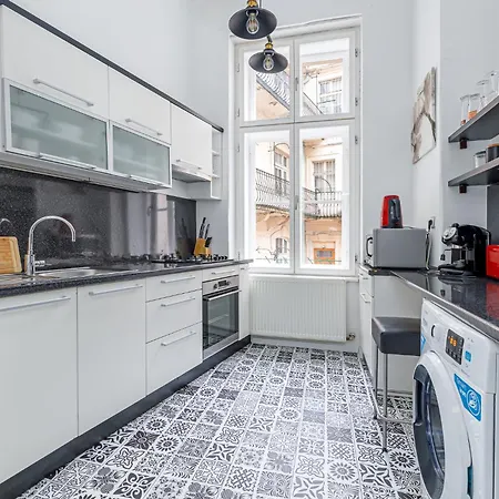 Newly Renovated In The Old Town Apartment